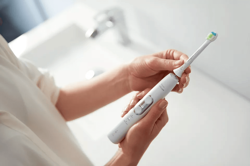 PHILIPS HX6877/28 ProtectiveClean 6100 dantų šepetėlis BrushSync technologija